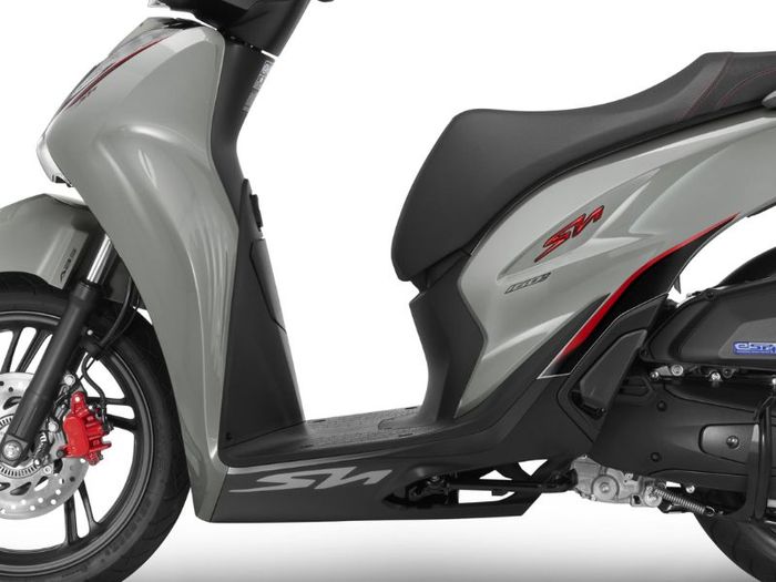 Thiết kế tinh tế và sang trọng, nổi bật với tem xe màu đỏ của phiên bản thể thao SH 160i 2024