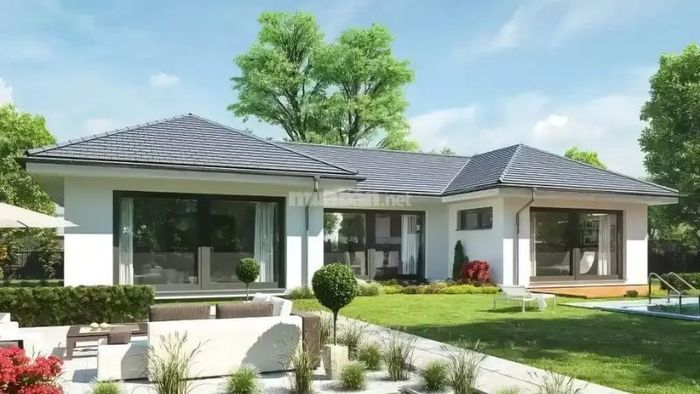 Nhà chữ U thoáng đãng, sở hữu sân vườn rộng rãi và xanh mát