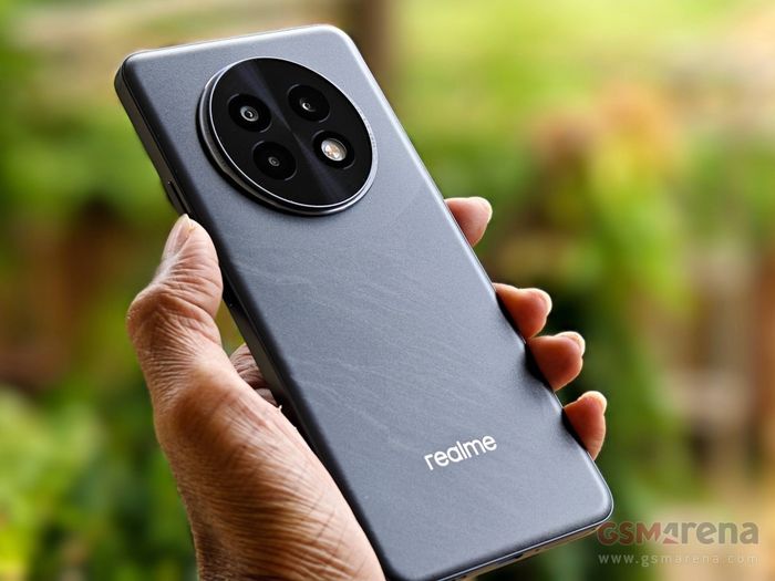 realme 13+ 5G có thiết kế cuốn hút với họa tiết đặc sắc trên mặt lưng, tạo nên điểm nhấn nổi bật cho sản phẩm.