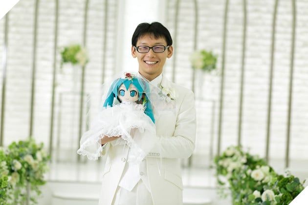 Akihiko Kondo Kỷ Niệm 6 Năm Cưới Với Miku Hatsune, Nhận Lời Khen Ngợi Về Sự Thủy Chung