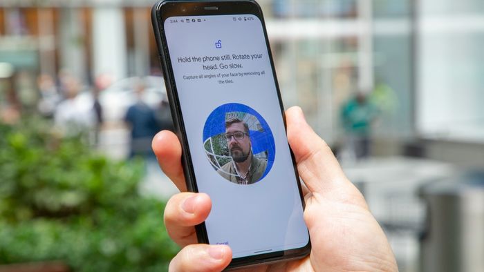 Face Unlock trên Pixel 4 hoạt động tương tự như Face ID của Apple.