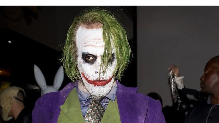 Gợi ý trang phục phù hợp với mặt nạ Halloween độc đáo