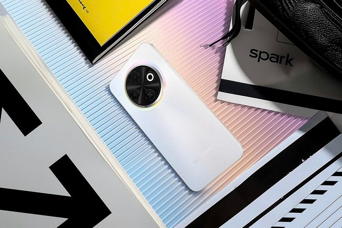 Hệ thống loa kép trên Spark 30C sử dụng công nghệ DTS để mang lại âm thanh chất lượng cao.