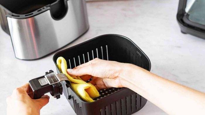 Vệ sinh nồi chiên không dầu đúng cách