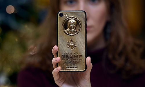 Một chiếc iPhone cũ được khắc hình Donald Trump