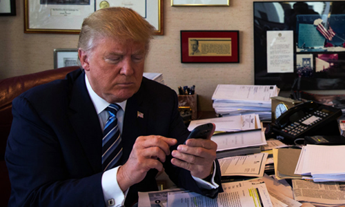 Vào năm 2015, Donald Trump đã sử dụng một chiếc Samsung Galaxy