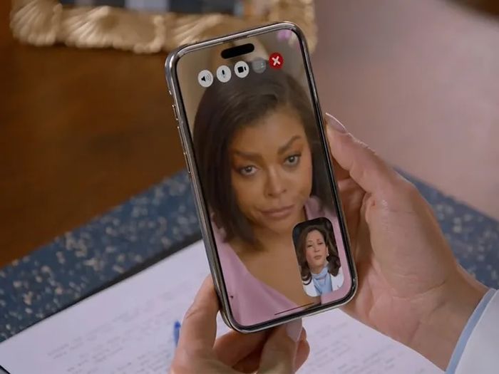 Kamala Harris đã nhiều lần được nhìn thấy sử dụng iPhone trong các sự kiện, cả công khai lẫn riêng tư.