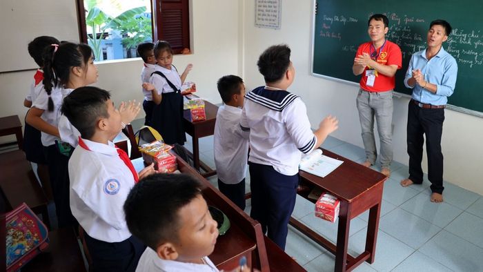 Những lời chúc thầy cô khi chia tay ngắn gọn nhưng đầy ý nghĩa và cảm động