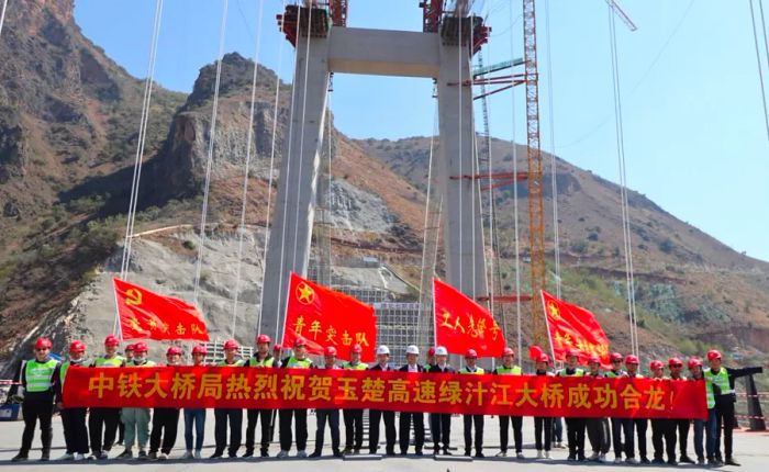 Once finished, the Lvzhijiang Bridge will cut travel time across the river from 1.5 hours to just two minutes.