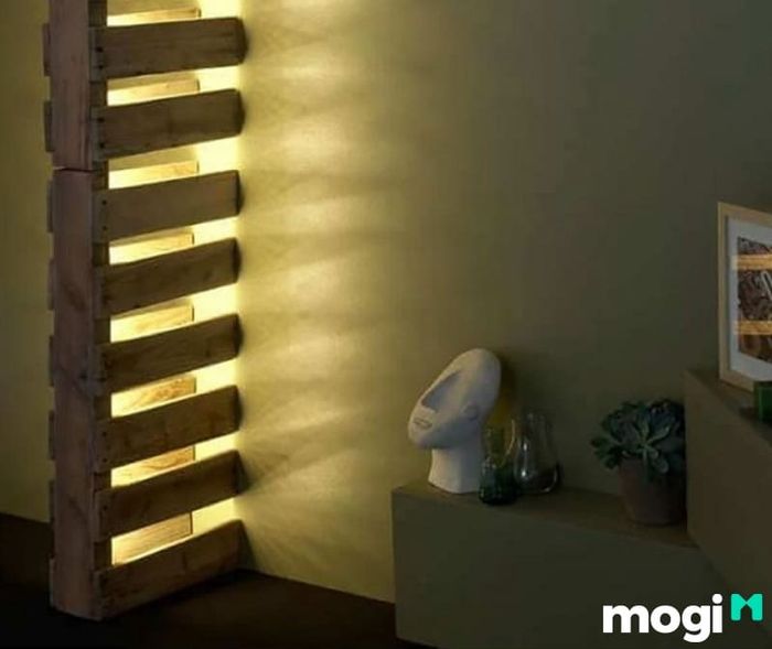 Đèn tường thiết kế từ gỗ Pallet, mang lại vẻ đẹp mộc mạc cho không gian của bạn.