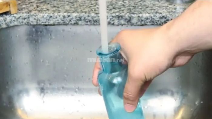Thường xuyên thay nước cắm hoa là bí quyết để hoa giữ được độ tươi lâu hơn