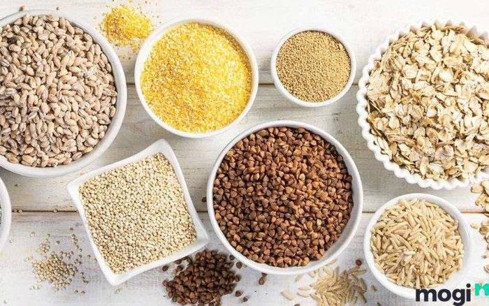 Cho năm loại ngũ cốc nhỏ vào bình hút lộc để thêm năng lượng dồi dào