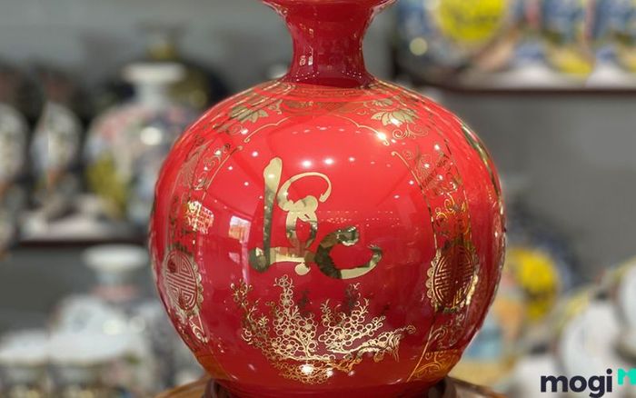 Bình hút tài lộc phong thủy cho người mệnh Hỏa giúp thu hút may mắn và tài lộc, mang lại sự thịnh vượng cho gia chủ.