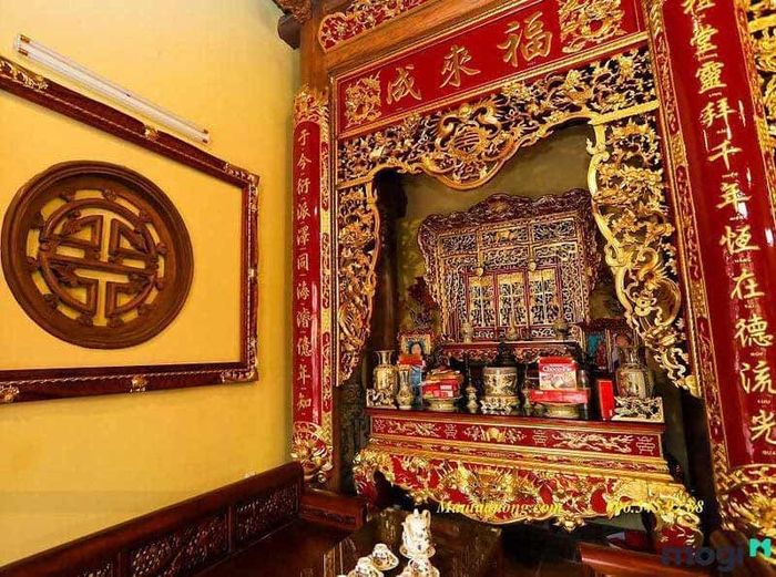 Bày trí khám thờ và ngai thờ trên bàn thờ gia tiên như thế nào để hợp phong thủy.