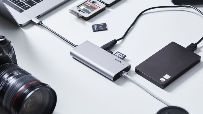 Hub là một thiết bị kết nối mạng giúp các máy tính hoặc thiết bị trong mạng LAN giao tiếp và trao đổi dữ liệu với nhau.
