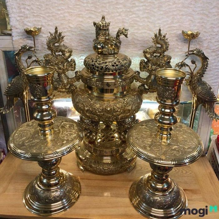 Bộ đỉnh hương trên bàn thờ gia tiên là một phần không thể thiếu để tạo nên không gian thờ cúng trang trọng.