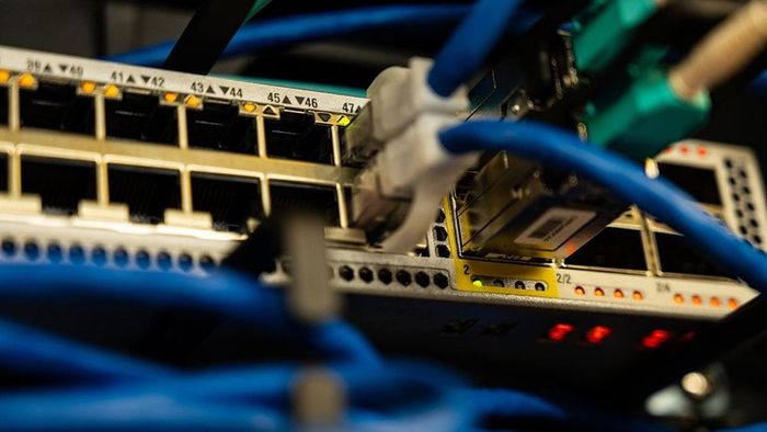 Hub là thiết bị kết nối mạng được sử dụng để liên kết các thiết bị trong mạng LAN, giúp trao đổi dữ liệu giữa các máy tính trong cùng một mạng.