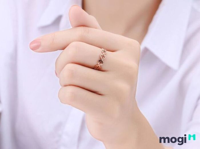 Nên đeo nhẫn kim tiền ở ngón nào để thu hút tài lộc và may mắn?