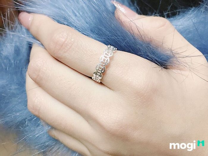 Đeo nhẫn kim tiền ở ngón nào sẽ mang lại may mắn?