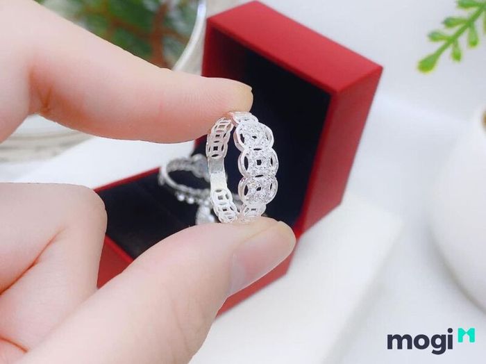 Đeo nhẫn kim tiền ở ngón nào thì tốt nhất?