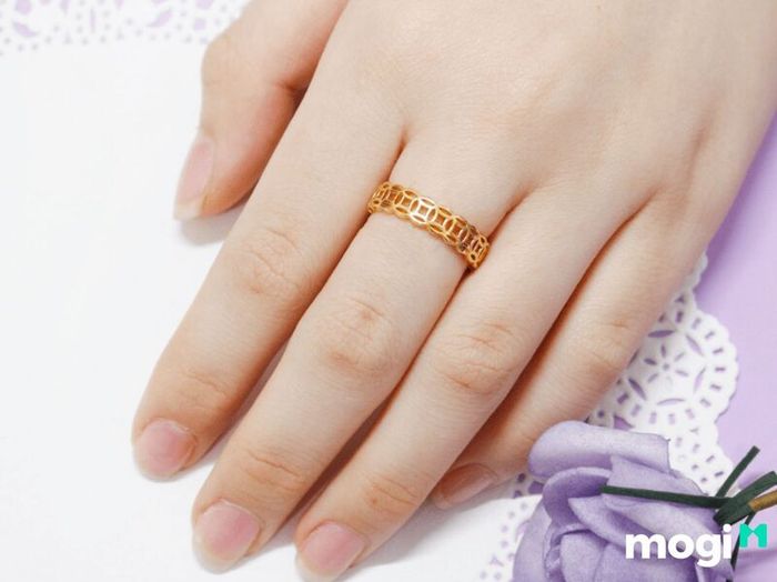 đeo nhẫn kim tiền ngón nào