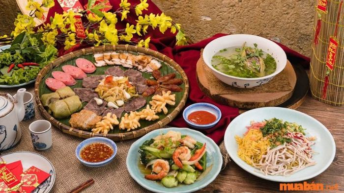 Mâm cúng mùng 1 Tết giản dị nhưng đầy ấm cúng, thể hiện tấm lòng thành kính.