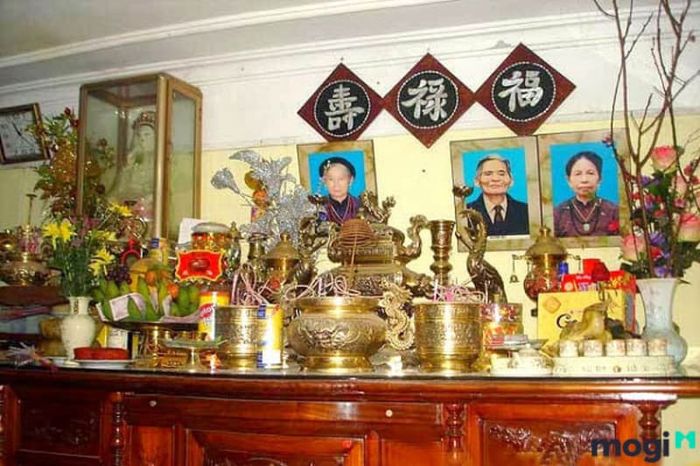 Bàn thờ gia tiên thường bao gồm những vật phẩm nào?