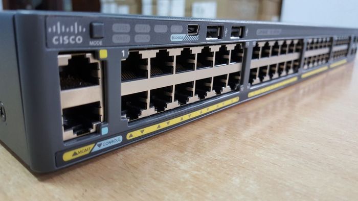 Hub và Switch là những thiết bị mạng phổ biến, mỗi loại có những chức năng riêng biệt trong việc kết nối và truyền tải dữ liệu.