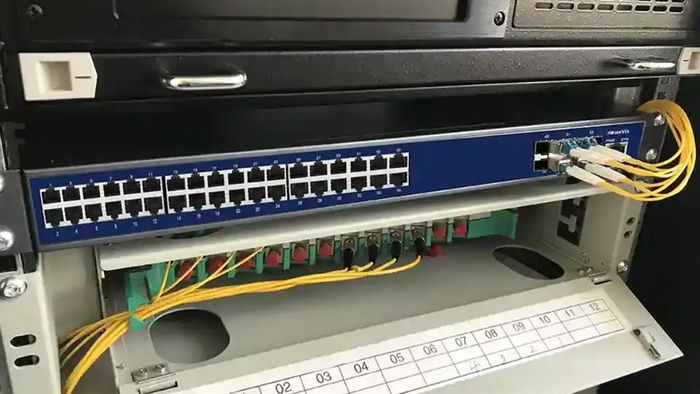 Hub là thiết bị mạng giúp kết nối các máy tính trong một mạng LAN, cho phép chúng trao đổi thông tin với nhau.