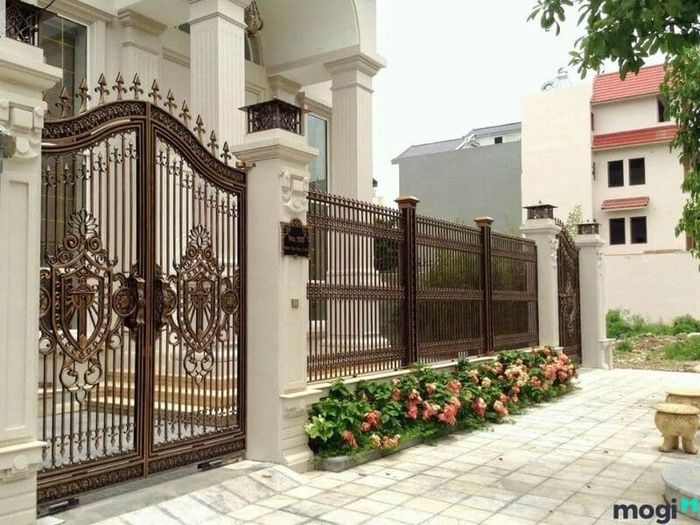 con đường chính dẫn vào nhà