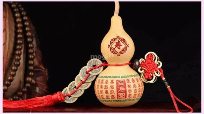 Việc treo hồ lô theo hướng phong thủy đúng cách sẽ giúp hóa giải những năng lượng tiêu cực và mang lại sự bình an cho không gian sống.