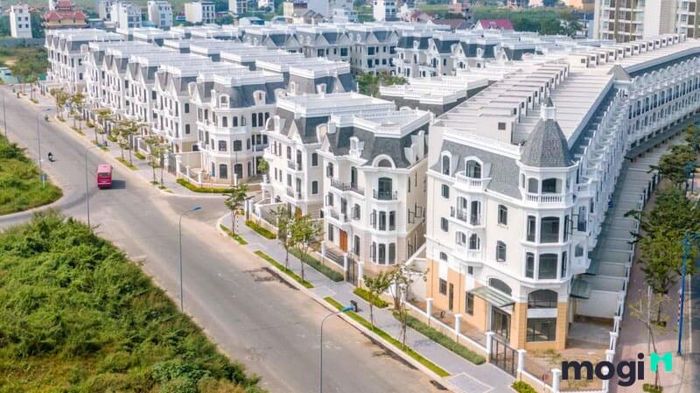 Các dự án chung cư tại TP.HCM nằm ở trung tâm thành phố hoặc trên các tuyến đường chính thường có mức giá cao hơn. Vì vậy, bạn cần phải xem xét kỹ lưỡng trước khi quyết định đầu tư.