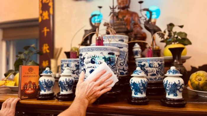 Dọn dẹp bàn thờ một cách sạch sẽ và tươm tất