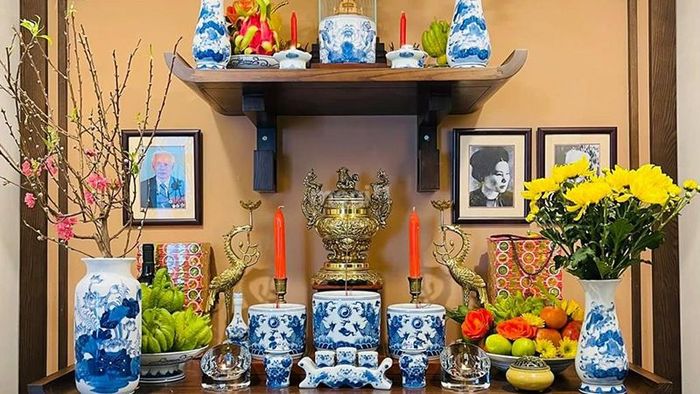 Cách trang trí bàn thờ ngày Tết với hoa tươi và mâm ngũ quả