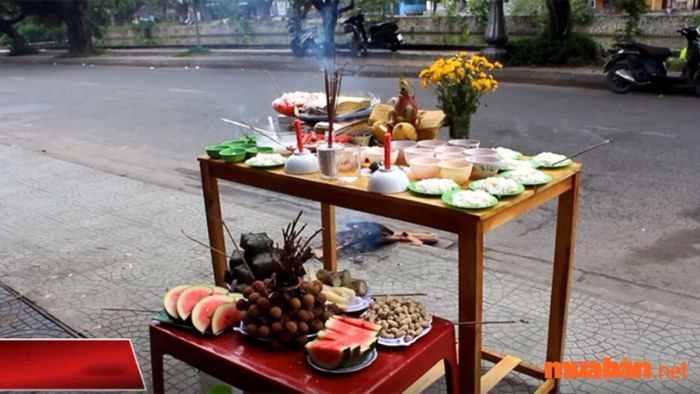 Gia đình cần chuẩn bị mâm cúng cô hồn để thí thực, cầu mong cuộc sống bình an và tránh những điều xui rủi.
