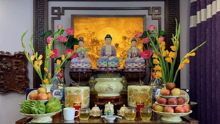 Trang trí bàn thờ theo kiểu đối xứng tạo nên vẻ đẹp hài hòa và trang trọng