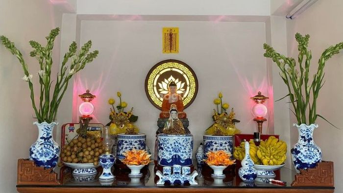 Bàn thờ trang trí đơn giản nhưng đầy đủ, vừa tiết kiệm không gian lại vẫn trang nghiêm