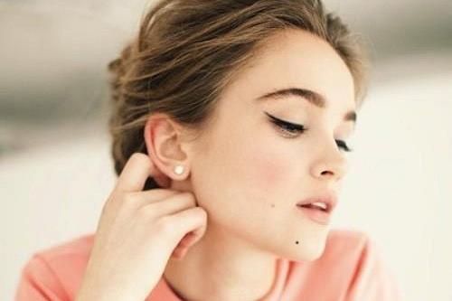 Nốt ruồi ở cằm