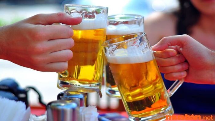 Do những tổn thất về tài chính, nam giới thường tìm đến bia rượu để giải khuây, điều này gây hại nghiêm trọng đến sức khỏe.