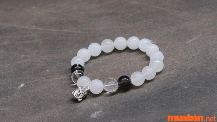 Màu trắng phù hợp với mệnh Kim hoặc Thủy