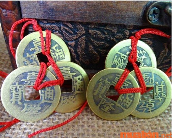 Tam Tài là mẫu tiền xu đặc biệt dành cho những ai làm trong lĩnh vực kinh doanh và buôn bán, giúp mang lại nhiều thành công và thịnh vượng.