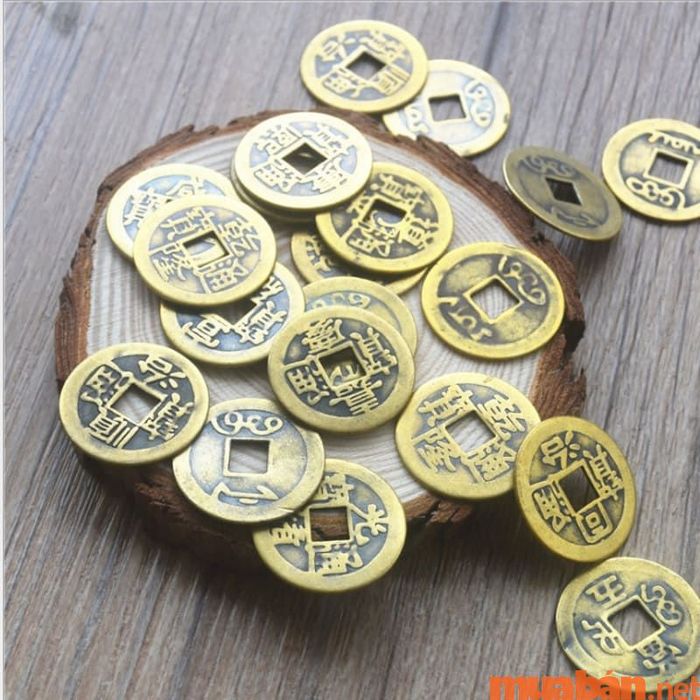 Tiền xu phong thủy là những đồng xu được sử dụng như vật phẩm để cải thiện phong thủy trong không gian sống.