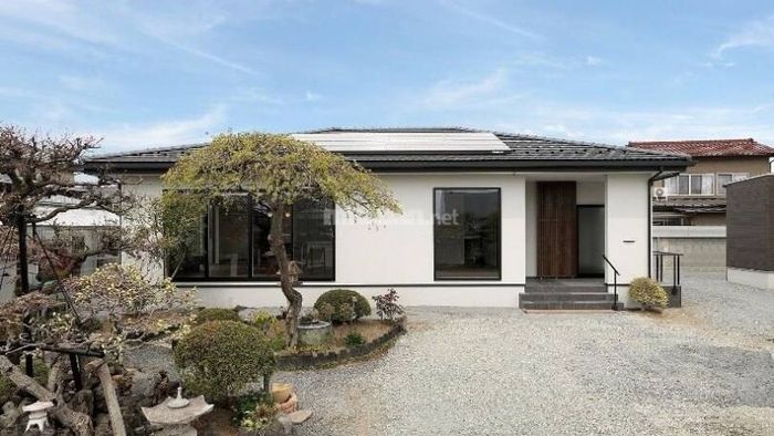 Với thiết kế tối giản, mái Nhật không chỉ giảm thiểu các góc cạnh mà còn giúp việc vệ sinh và bảo dưỡng trở nên dễ dàng hơn rất nhiều.