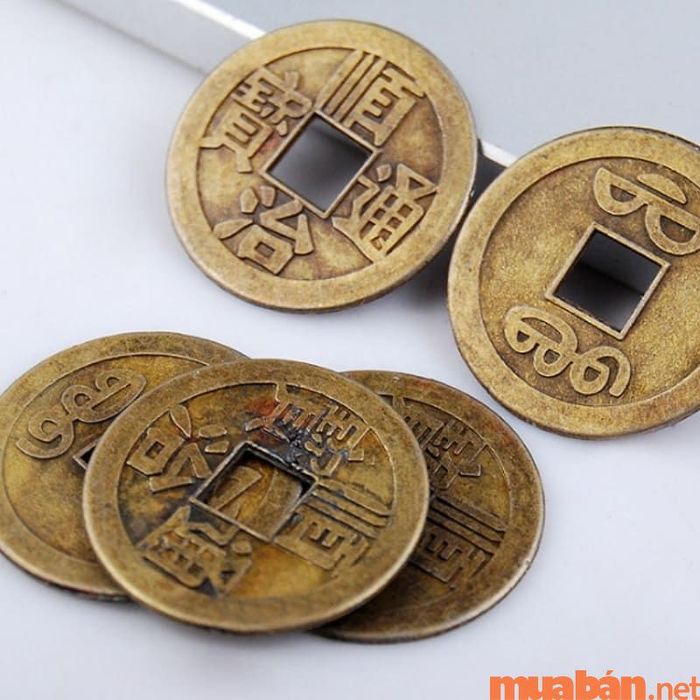 Tiền xu phong thủy giúp thu hút tài lộc và may mắn, là vật phẩm không thể thiếu trong không gian sống và làm việc.