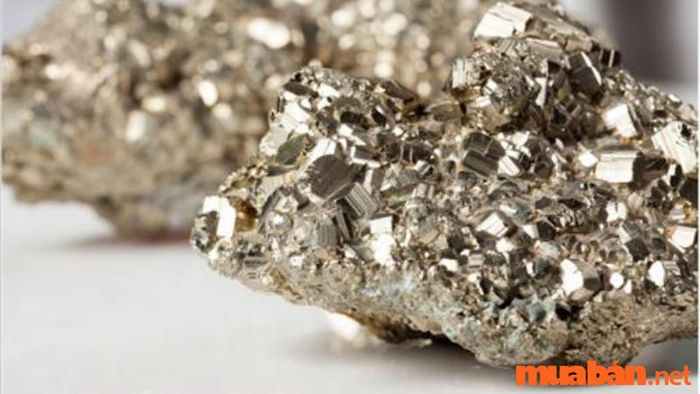 Mối quan hệ giữa Dương Liễu Mộc và Kim Bạch Kim là một sự khắc chế lẫn nhau, không mang lại sự hòa hợp.