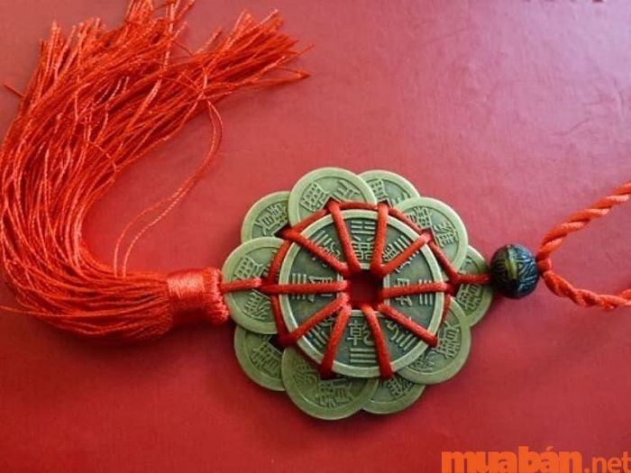 Tiền xu phong thủy mang ý nghĩa viên mãn, sung túc và an khang, thịnh vượng trong cuộc sống.