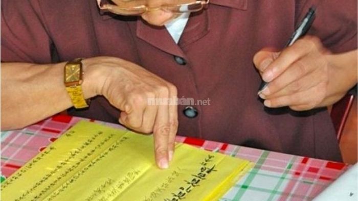 Gia chủ viết sớ cúng Ông Táo với mong muốn năm mới an lành, nhiều may mắn - Nguồn ảnh: Sưu tầm