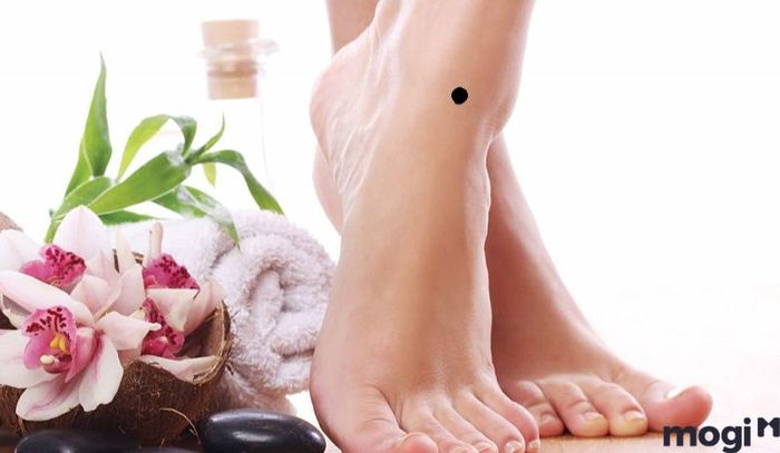 Nốt ruồi ở khu vực cổ chân