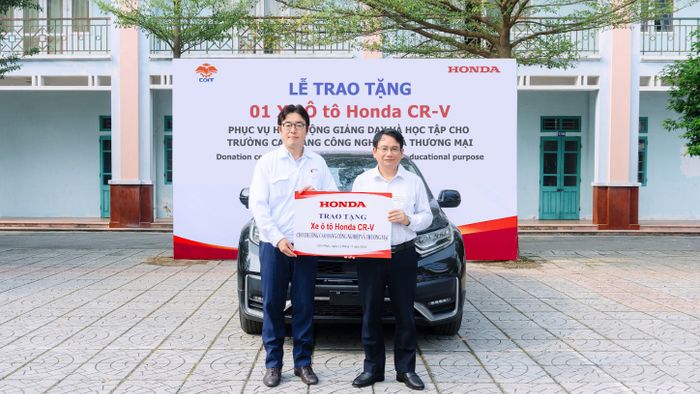 Hãng xe Honda Việt Nam đã tổ chức buổi lễ trao tặng ô tô, xe máy cho 25 trường Cao đẳng, Trung cấp nghề trên toàn quốc.