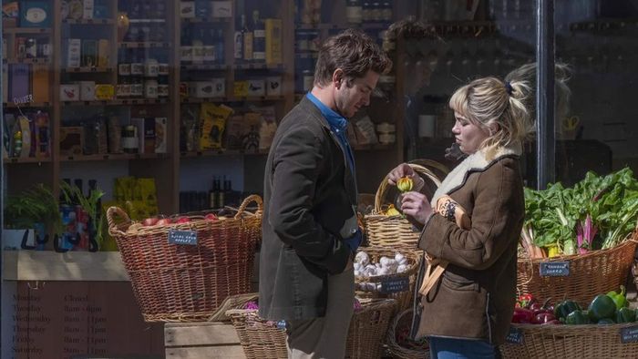 Andrew Garfield và Florence Pugh tạo nên những khoảnh khắc tình tứ và ngọt ngào trong Ngày Ta Đã Yêu.